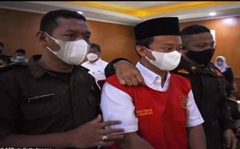 جريمة هزّت إندونيسيا.. مدرس يغتصب 13 فتاة في مدرسة إسلامية (صور)