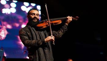 أكرم عبد الفتاح يحكي رحلته الموسيقية بين أمريكا وفلسطين في ألبوم «من هنا»