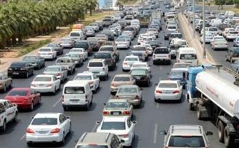 كثافات مرورية متحركة في الميادين والشوارع الرئيسية بالقاهرة والجيزة