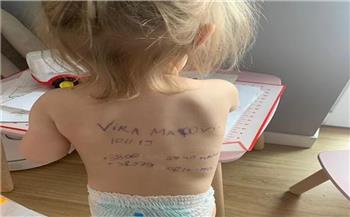 أرتعش من الخوف.. أمّ أوكرانية تكتب بيانات التواصل على ظهر ابنتها لسبب مؤلم 