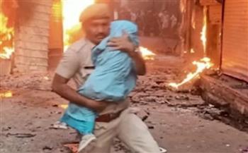 «عنف طائفي».. شرطي يضحي بنفسه لإنقاذ رضيع من حريق بالهند