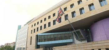 ألمانيا ترحل موظفا بالسفارة البريطانية إلى لندن للاشتباه في التجسس لصالح روسيا