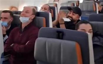 رحلة سعيدة.. ركاب طائرة يغنون «بيبى شارك» لتهدئة طفل غاضب (فيديو)