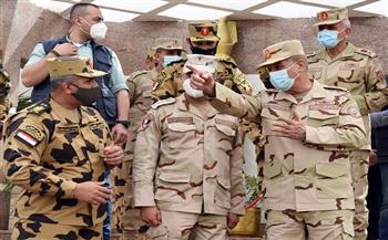 وزير الدفاع يلتقي مقاتلي قوات الصاعقة