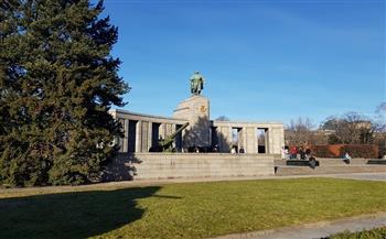 ألمانيا تزيل آثار تدنيس نصب الجندي السوفيتي فى وسط برلين