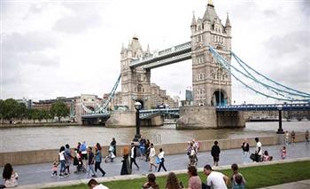 نشطاء يغلقون جسر البرج في لندن قبل يوم من احتجاج كبير بشأن المناخ