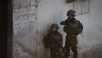 قوات الاحتلال الإسرائيلي تحاصر منزل عائلة مُنفذ عملية "تل أبيب" وتطالبهم بتسليم أنفسهم