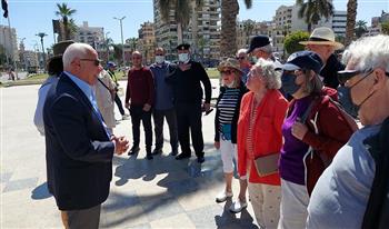 محافظ بورسعيد يلتقي السياح الأجانب في ساحة الشهداء