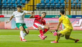 محمد شريف يقود هجوم الأهلي لمواجهة المصري في الدوري
