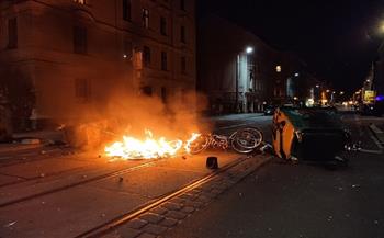 متظاهرون يضرمون النار بحاجز في مدينة لايبزيج الألمانية