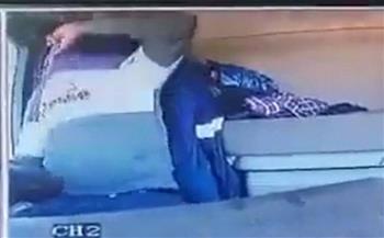 بالفيديو.. نهاية كارثية لسائق شاحنة حاول خلع ملابسه أثناء القيادة