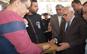 محافظ بورسعيد يتفقد صوامع وشون القمح ويلتقي المزارعين