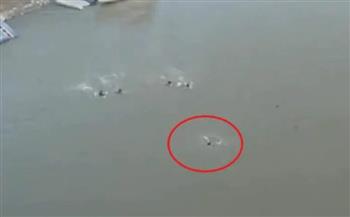 بعد 7 ساعات.. لحظة إنقاذ فتاة عراقية حاولت الانتحار من أعلى جسر (فيديو)