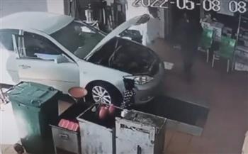 فيديو.. عامل ينقذ طفلة قبل سقوطها في حفرة تغيير زيوت السيارات