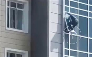 بشكل بطولي.. رجل ينقذ طفلة من السقوط من الدور الثامن في كازاخستان (فيديو)