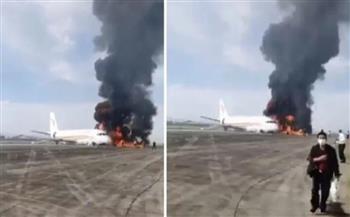 كانت تستعد للإقلاع.. النار تلتهم طائرة صينية داخل المطار (فيديو)