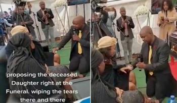 أمام النعش.. رجل يفاجئ فتاة بطلبها للزواج في جنازة والدها (فيديو)