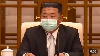 بعد تسجيل أول حالة كورونا.. زعيم كوريا الشمالية يظهر مرتديًا كمامة (صور)