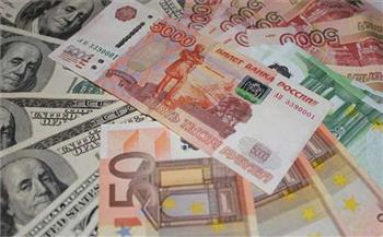 الروبل الروسي يعزز موقعه أمام الدولار الأمريكي واليورو