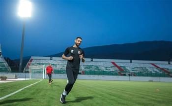 عمرو السولية يبدأ الجري حول الملعب خلال مران الأهلي