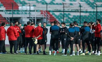 موسيماني يحاضر لاعبي الأهلي قبل انطلاق المران في الجزائر