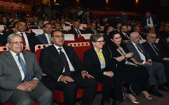 رئيس الوزراء يصعد مسرح دار أوبرا تونس ويهنئ الفرق الموسيقية