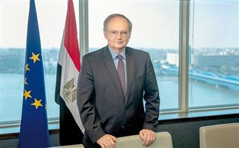 سفير الاتحاد الأوروبي لدى مصر يشارك في مبادرة تنظيف الشاطئ بالإسكندرية