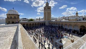 رئيس الوزراء يزور مسجد الزيتونة الأثري ويجري جولة في السوق القديم بتونس
