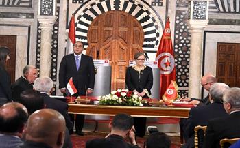 رئيس الوزراء ونظيرته التونسية يشهدان مراسم توقيع عدد من الوثائق