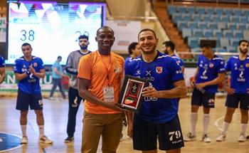 أحمد هشام يفوز بجائزة أفضل لاعب في مباراة الأهلي وفاب الكاميروني