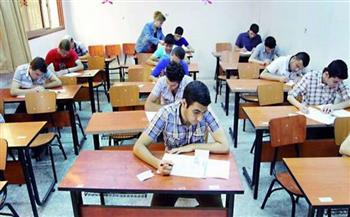 طلاب الشهادة الإعدادية يؤدون امتحاناتهم بالمحافظات