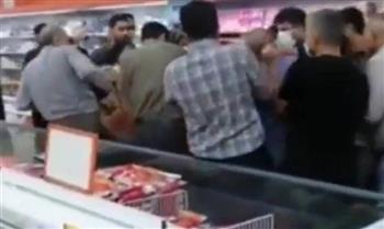 بعد ارتفاع أسعار السلع.. الإيرانيون يتقاتلون على الطعام وينهبون المحال (فيديو)