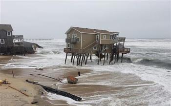 بسبب تآكل الشواطئ.. انهيار منزلين على البحر بأمريكا | فيديو