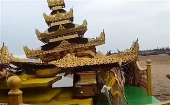 مجهولة المصدر.. الرياح تجلب عربة ذهبية غامضة إلى أحد شواطئ الهند (فيديو)