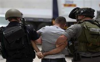 الاحتلال الإسرائيلي يعتقل مواطنا فلسطينيا ونجله في قرية التبان جنوب الخليل 