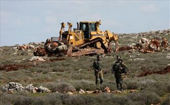 الاحتلال يستولي على جرافة في قرية الولجة شمال غرب بيت لحم