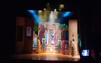 "قومية أسيوط" تبهر الجمهور بالعرض المسرحي "واحة الغروب"