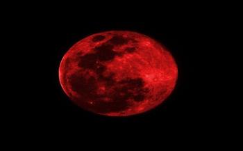 أسباب وتفاصيل ظهور القمر الدموي العملاق (فيديو) 