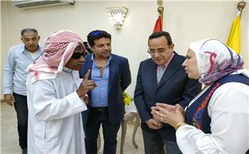محافظ شمال سيناء يسلّم مشروعات "تحسين سبل المعيشة" لأسر الشيخ زويد