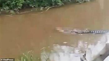 لحظة مرعبة لسحب تمساح جثة مشوهة بعد انقضاضه على صياد في نهر إندونيسي (فيديو) 