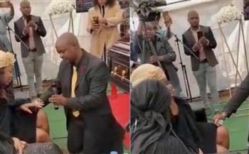 رجل يثير غضب مواقع التواصل الاجتماعي لطلبه الزواج من حبيبته بجنازة والدها 
