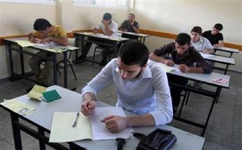 طلاب الصف الأول الثانوي يؤدون امتحان اللغة الأجنبية الأولى