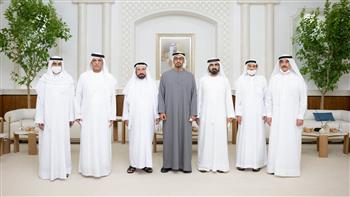شاهد| أسلوب محمد بن زايد مع حكام الإمارات أثناء مباركته بمنصب الرئيس يثير الجدل