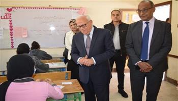 محافظ بورسعيد يتفقد عددا من مدارس المرحلة الإعدادية لمتابعة سير الإمتحانات