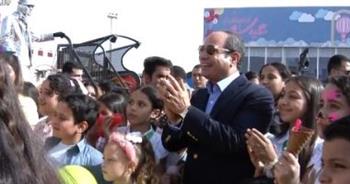 الرئيس السيسي يصطحب أبناء الشهداء لمنطقة الألعاب بمركز المنارة