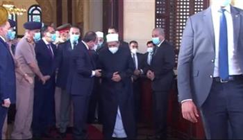 حديث جانبي بين الرئيس السيسي وشيخ الأزهر (فيديو)