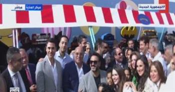 صورة تذكارية للرئيس السيسي مع الفنانين المشاركين باحتفالية عيد الفطر