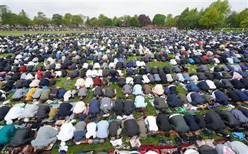 صلاة عيد الفطر بأكبر تجمع للمسلمين في أوروبا تضفي الفرحة على القلوب (صور)