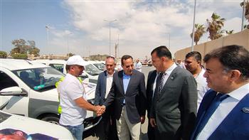 50 سيارة حديثة.. محافظ شمال سيناء يسلم هدية الرئيس السيسي إلى السائقين