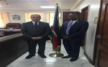 السفير المصري يبحث مع وزير الخدمة العامة الجنوب سوداني التعاون الثنائي